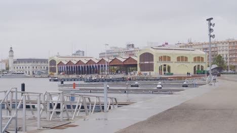 Ein-Blick-Auf-Den-Hafen-Von-Barcelona-Katalonien-Mit-Booten