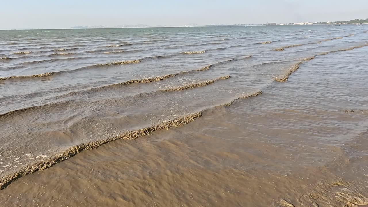 파타야 해변 연안에서 부드럽게 흔들리는 파도