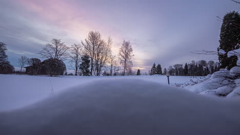 Dunkler-Und-Stimmungsvoller-Wintermorgen-Und-Heftiger,-Heller-Sonnenaufgang,-Fusionszeitraffer