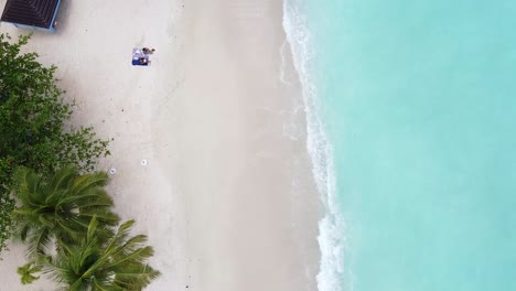 Drohnenaufnahme-Des-Strandes-Von-Pigeon-Point-Tobago-Am-Frühen-Morgen