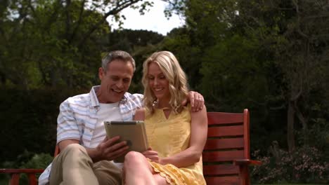 Affectionate-couple-sitting-on-bench