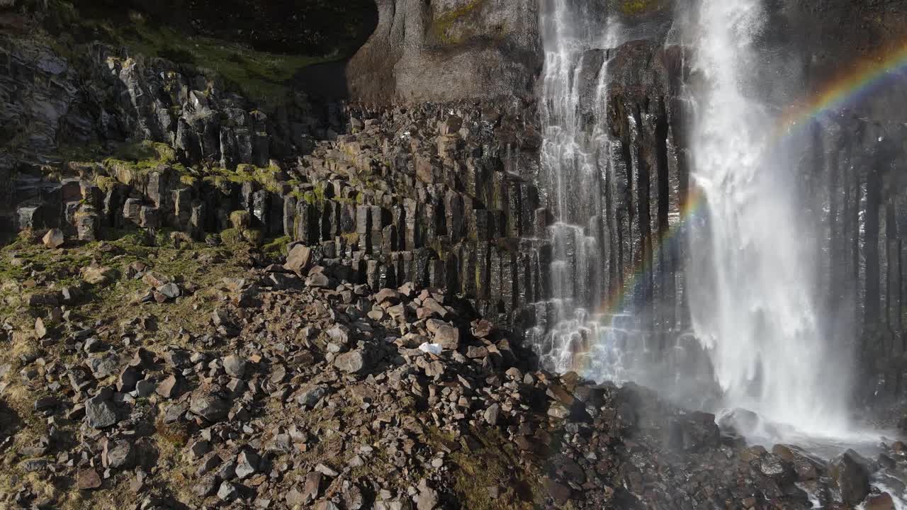 islandia cascada bjarnarfoss aéreo drone