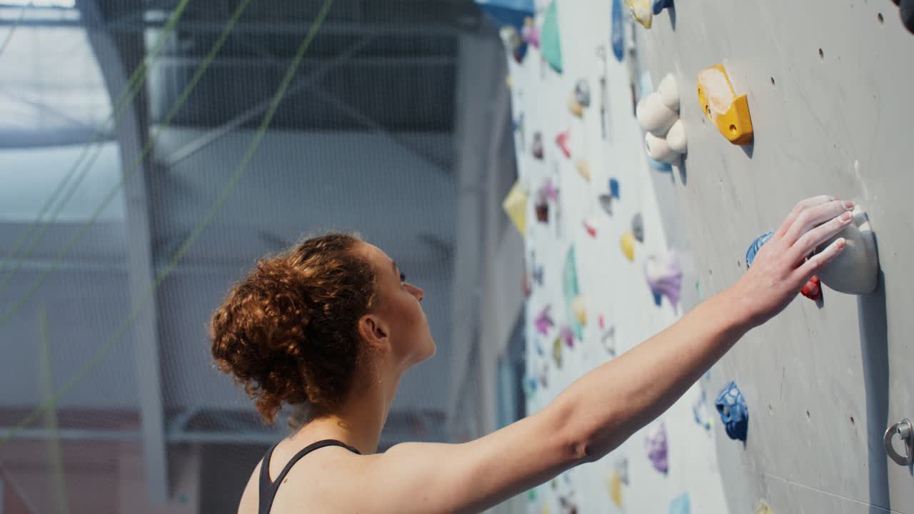 mujer escalando rocas