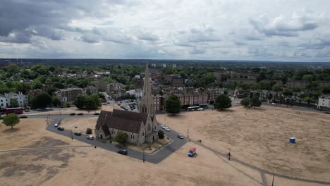 iglesia de todos los santos blackheath londres reino unido vista aérea de drones en la sequía de verano 2022