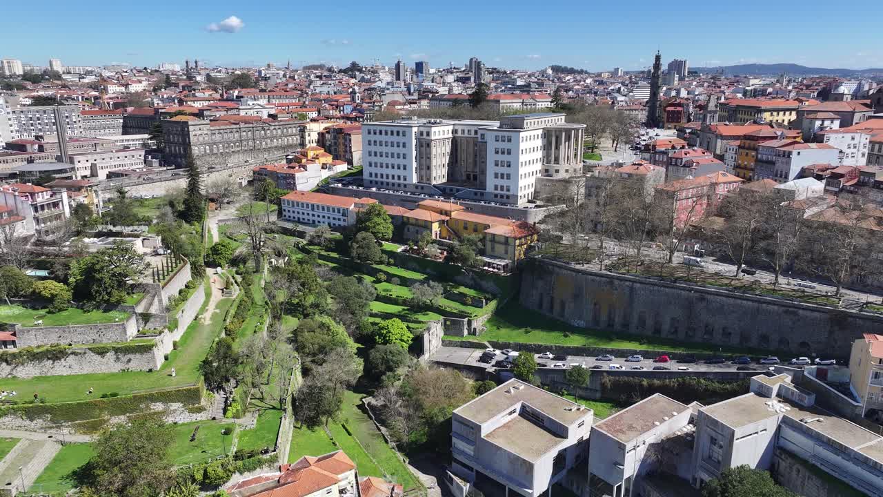 Parco delle Virtù a Porto nel Distretto di Porto, Portogallo. Paesaggio di parco ricreativo. Patrimonio culturale. Paesaggio naturale. Parco delle Virtù a Porto, in Portogallo. Punto di riferimento turistico