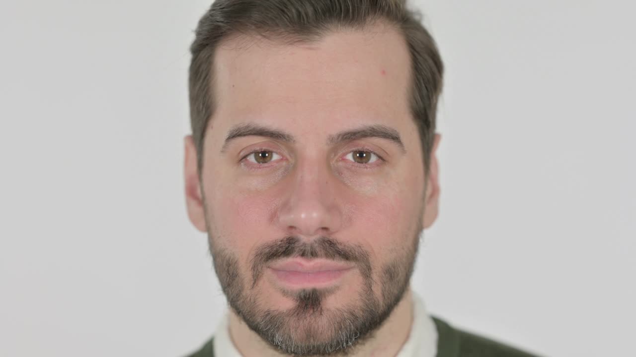 cerca de la cara del hombre mirando a la cámara, pantalla blanca