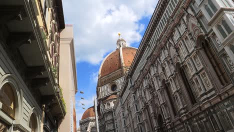 mirando hacia la cúpula de la catedral de florencia