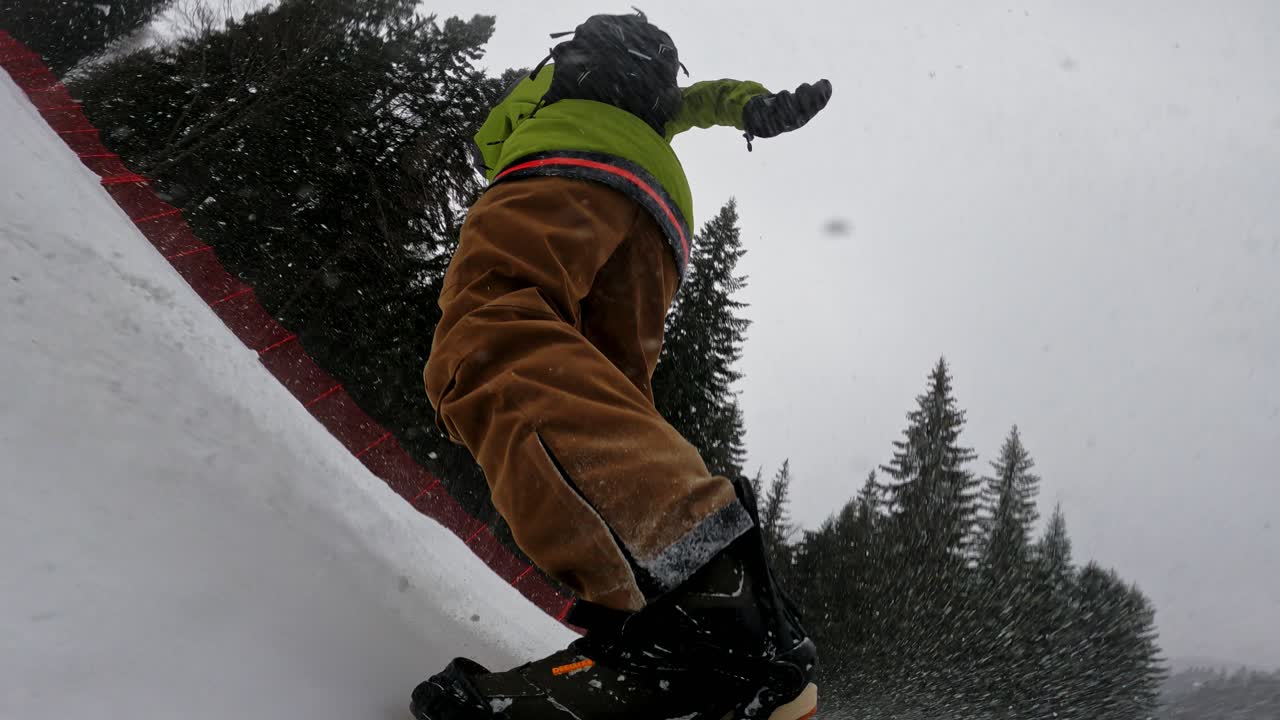 Snowboard sui monti Carpazi della Bulgaria in una giornata invernale