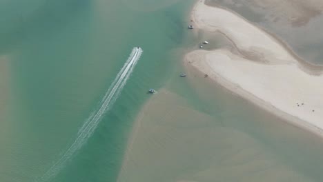 Vista-Aérea-De-Arriba-Hacia-Abajo-De-Una-Moto-Acuática-De-Persecución-En-Barco-De-Alta-Velocidad-En-Agua-De-Mar-Clara