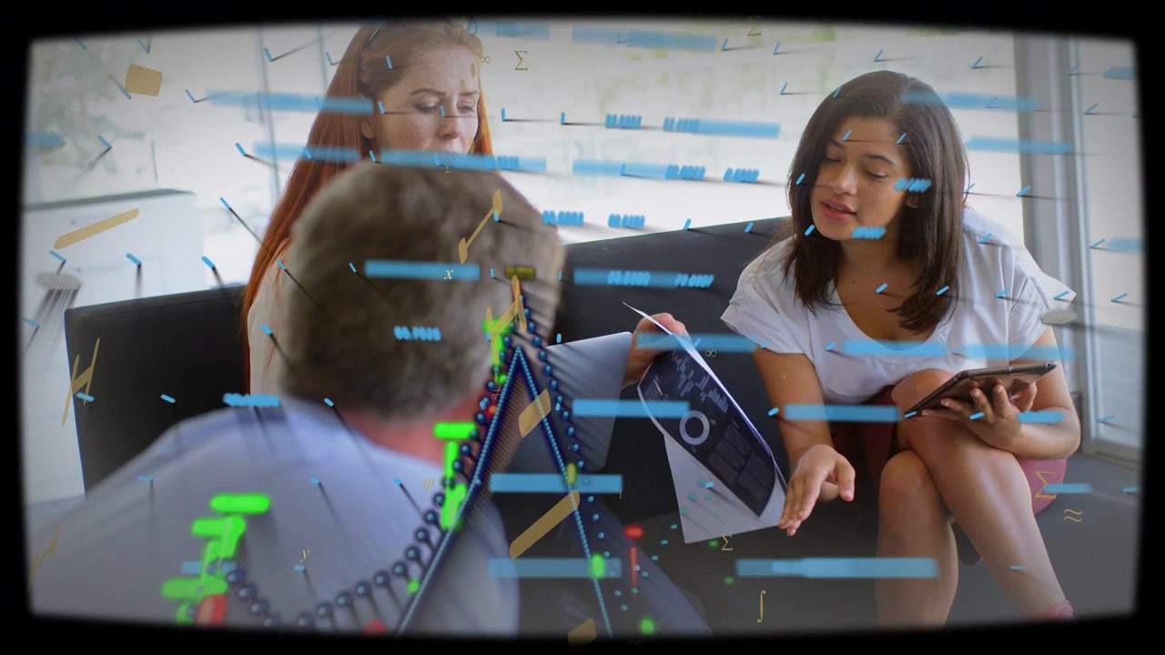 Rødhåret kvinde præsenterer bærbar computer, team sender sider og telefon rundt, overlejring visualiserer forretningsdata.