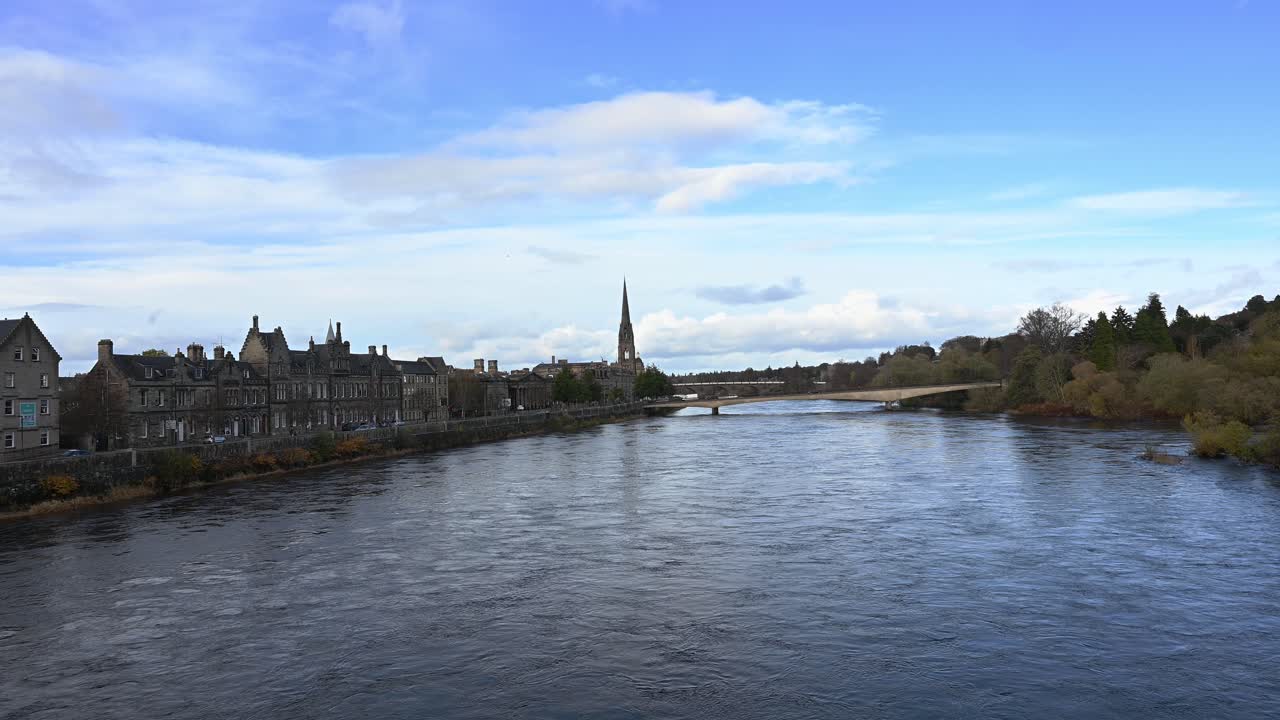 화창한 날 정적 샷에 퍼스와 강 테이의 아름다운 가을 장면