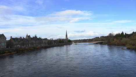 hermosa escena otoñal de perth y el río tay en un día soleado- tiro estático
