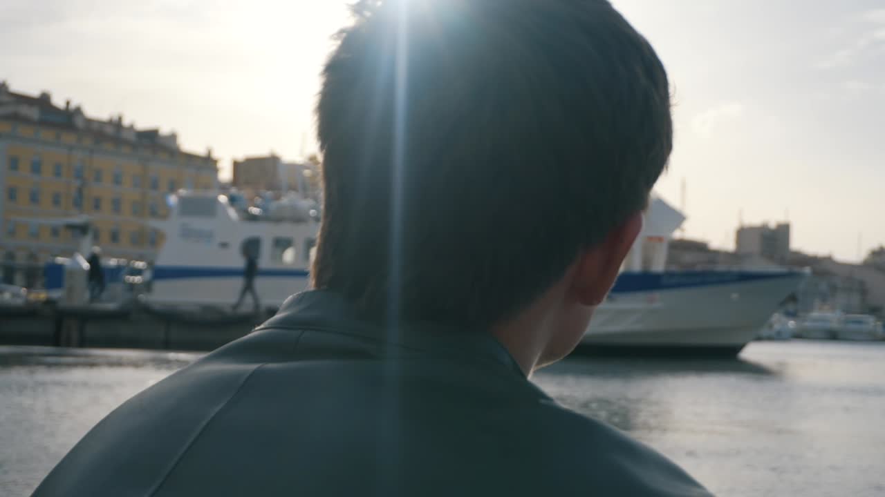 도시 항구 에서 배 를 바라보는 사람