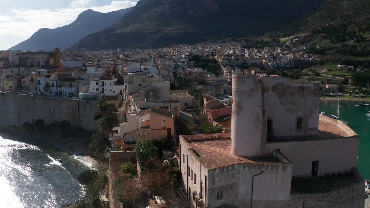 disparo de paralaje aéreo alrededor de castello arabo normanno ubicado al lado del puerto de castellammare del golfo