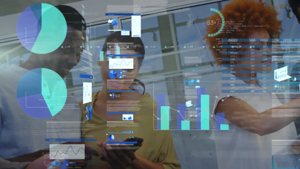 animación del procesamiento de datos financieros de diversas personas de negocios que utilizan teléfonos inteligentes.