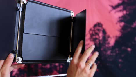 encender una luz led utilizada para fotografía y cine 4k