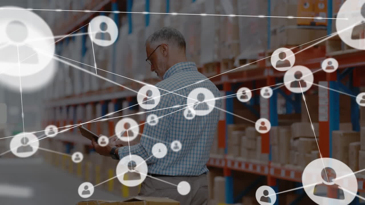 animación de la red de iconos de perfil sobre el supervisor masculino caucásico comprobando el stock en el almacén