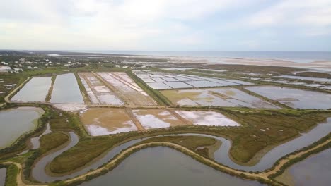 4K-Luftaufnahmen-Mit-Weitem-Blick-Auf-Das-Küstengebiet-über-Fuseta-Im-Süden-Portugals-Mit-Mit-Wasser-Gefülltem-Watt