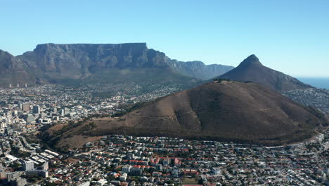 el paisaje de la ciudad de ciudad del cabo rodeaba la colina de la señal y la montaña de la mesa en sudáfrica