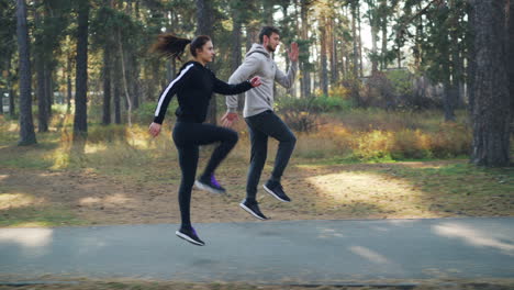 pareja trotando en el parque