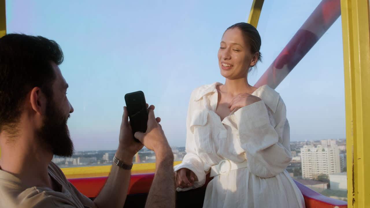 여자친구의 사진을 찍는 남자