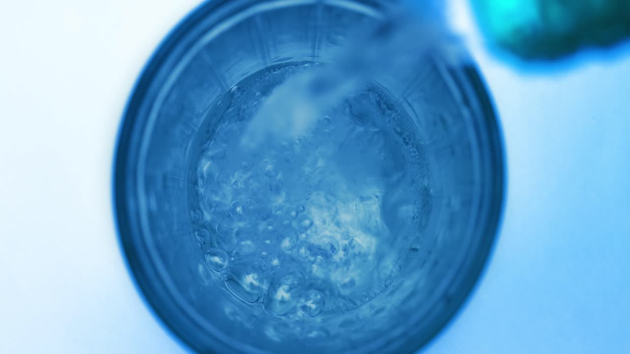 병 에서 신선 한 순수 한 스파클링 물 을 잔 에  ⁇ 는 것