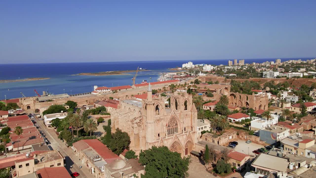 la mezquita lala mustafa pasha camii que es la antigua catedral en famagusta norte de chipre