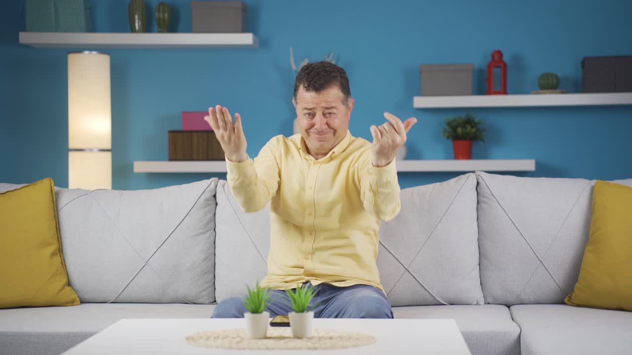 카메라에 맞춰 춤을 추는 행복한 남자