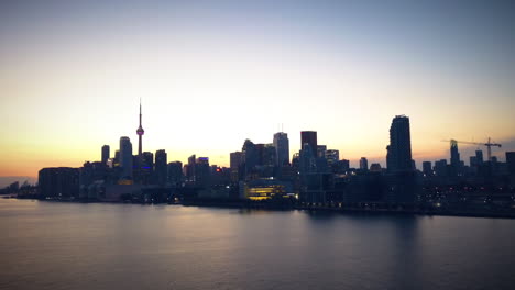 toma cinematográfica de drones del horizonte de toronto durante la puesta de sol