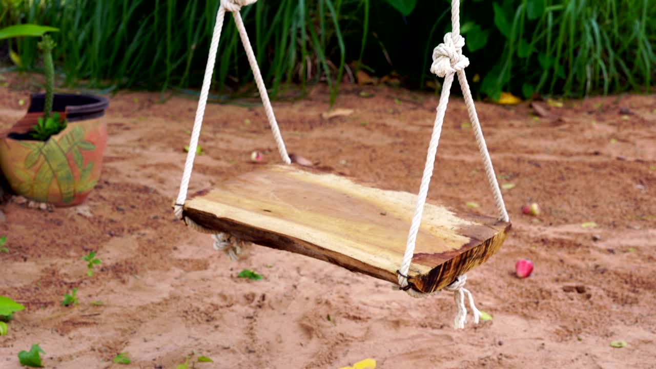 altalena di legno in giardino