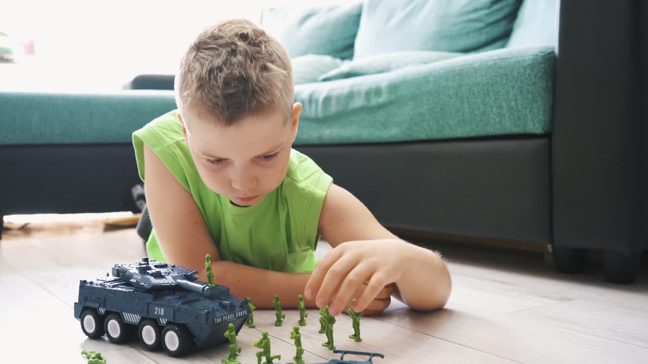 niño jugando soldado mini figura juguete en la habitación lihgt