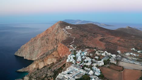 vista panorámica aérea del pueblo de folegandros y la iglesia de pagania en la cima de una colina, paisaje de la isla griega