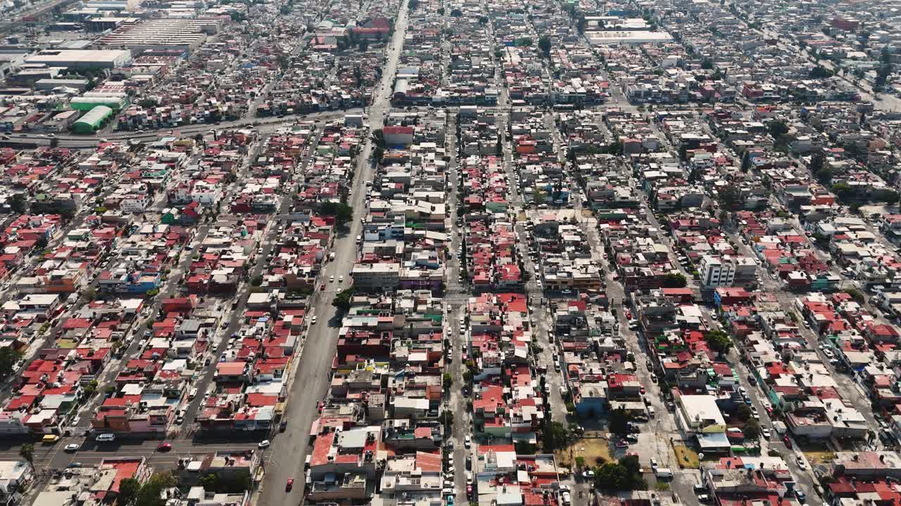 impresionante vista aérea de la extensa metrópolis de ecatepec, méxico