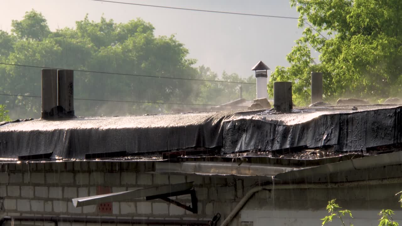 비가 내린 후 지붕에 증기가