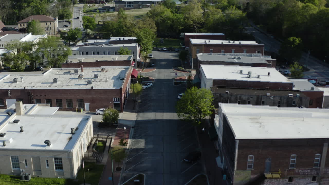 antena - calles de la ciudad de siloam springs, arkansas, plano amplio hacia adelante