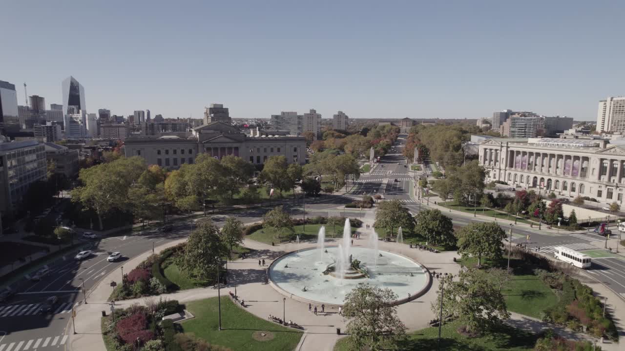 un avión no tripulado volando alrededor de logan circle - filadelfia, pa 4k