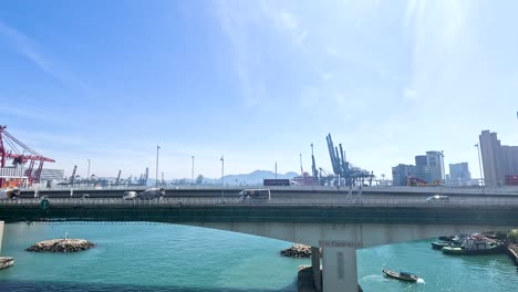 puente y vista de la bahía con el horizonte de la ciudad