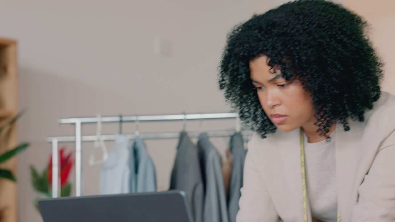 portátil, moda y diseño con una mujer diseñadora