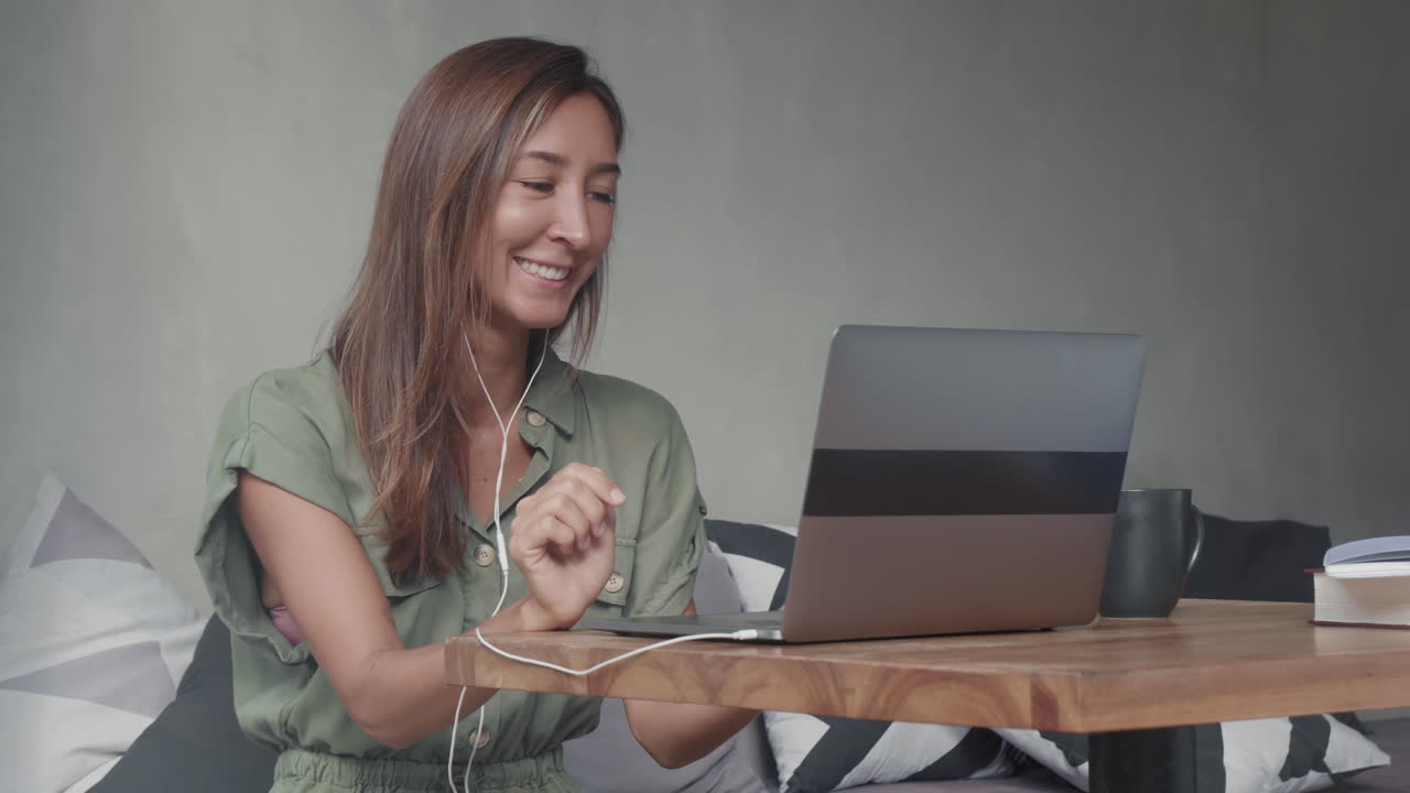 Mujer poniéndose auriculares con cable