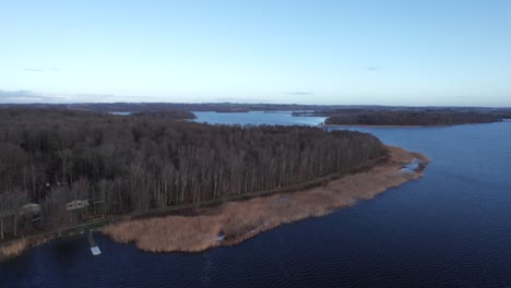 Paso-Elevado-De-Drones-Hermoso-Lago-Rodeado-De-Bosque,-Drones-Sobre-Las-Copas-De-Los-árboles---Dolly-En-Tiro