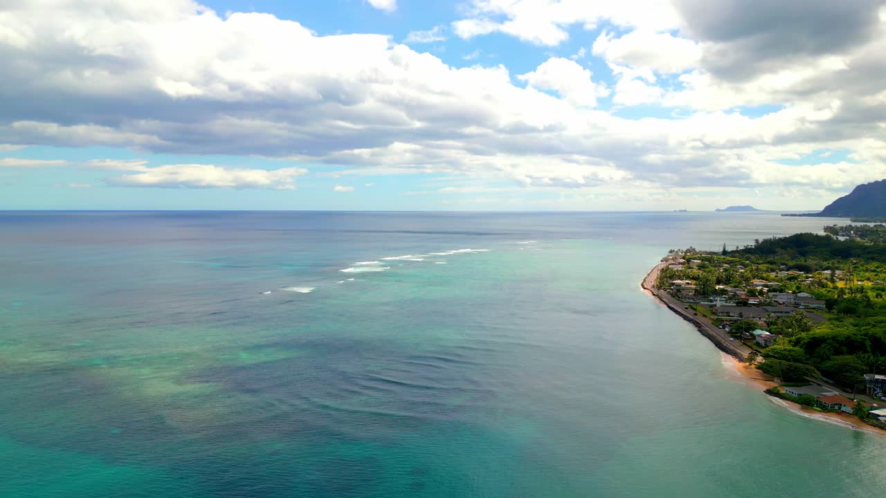 미국 하와이 오아후의 북쪽 해안가에 있는 할레이와 해안 마을의 조용한 풍경