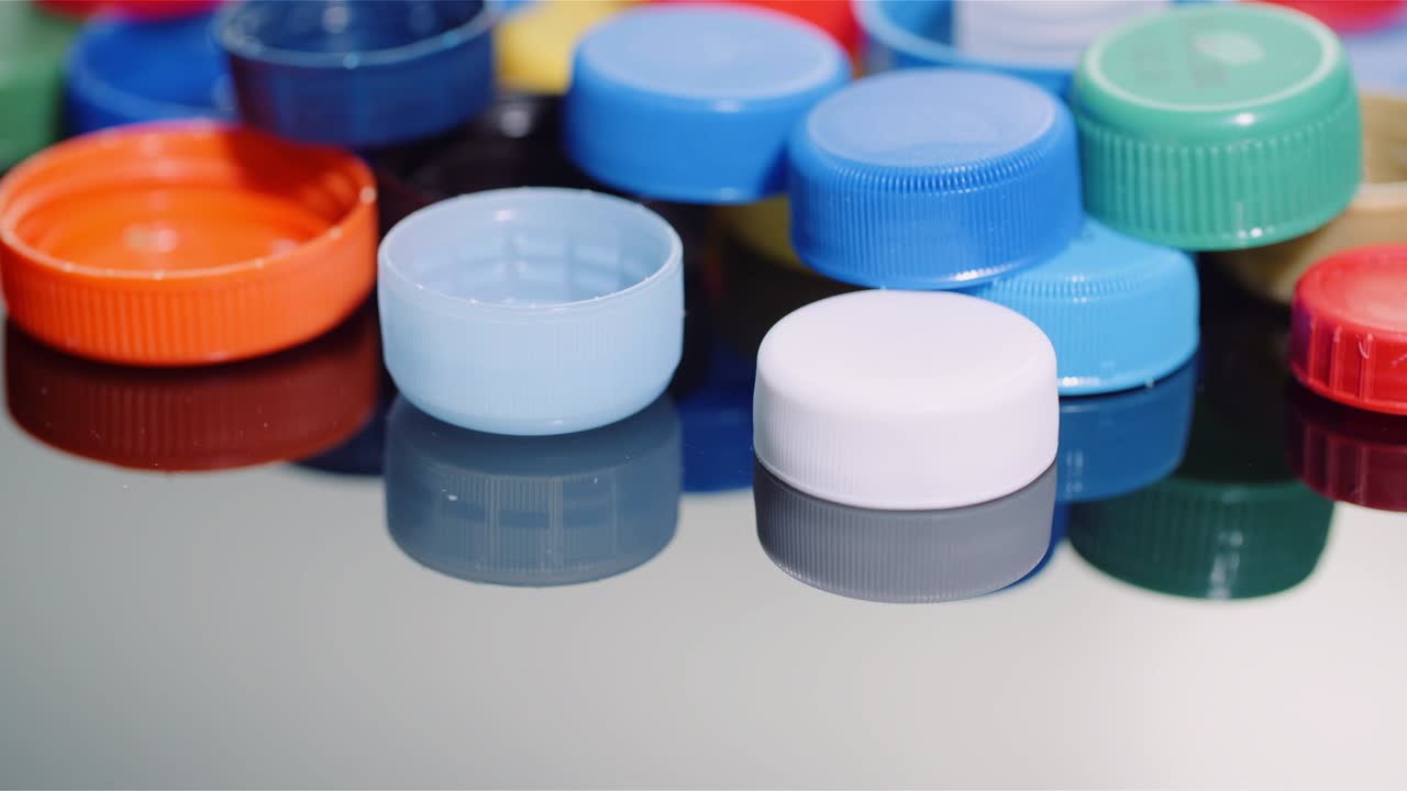 poucas tampas de garrafa de plástico - indústria de processamento e reciclagem de plásticos