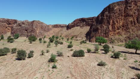 Malerische-Luftlandschaft-Eines-Trockenen-Flussbettes-Und-Der-Bergwildnis-Im-Norden-Namibias