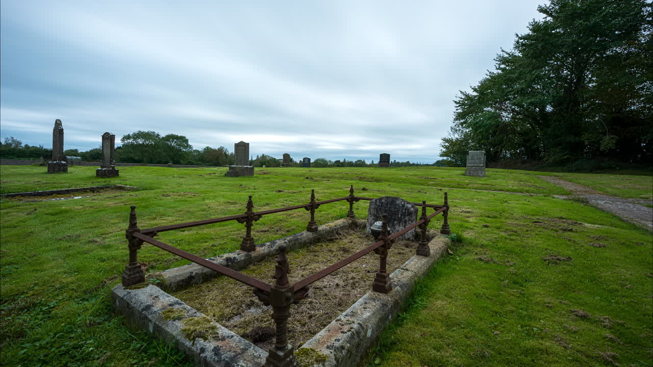 lapso de tiempo del cementerio histórico local en un día nublado en irlanda rural