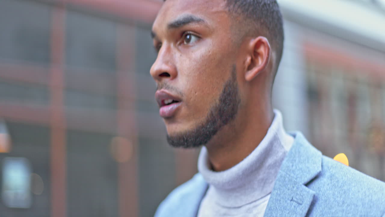 hombre de negocios estresado enviando mensajes de texto en un teléfono