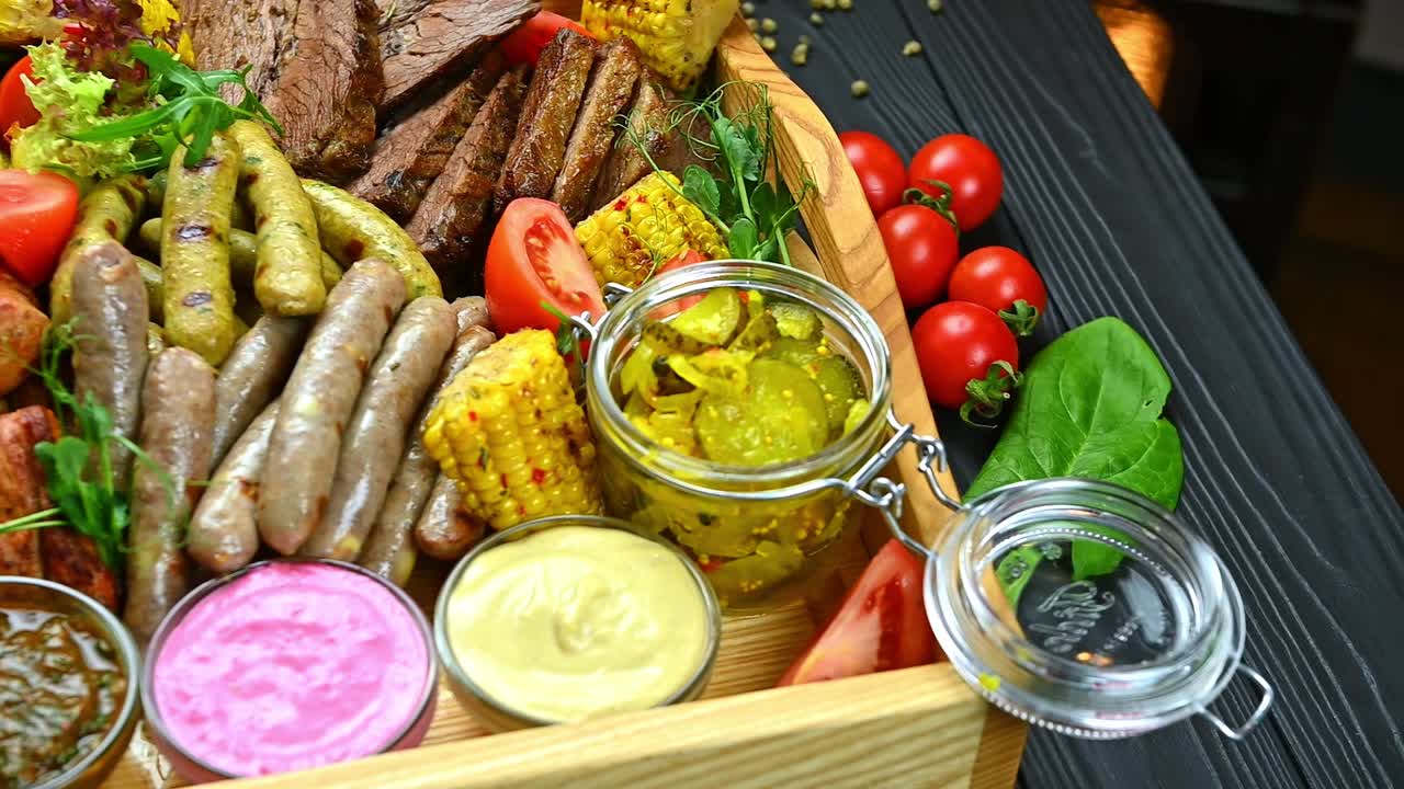 Delicioso surtido de carnes a la parrilla y guarniciones en una reunión familiar en verano