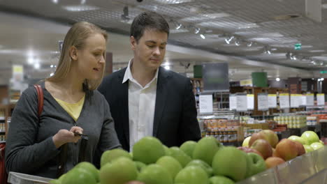 Couple-Choosing-Apples-in-Grocery-Store