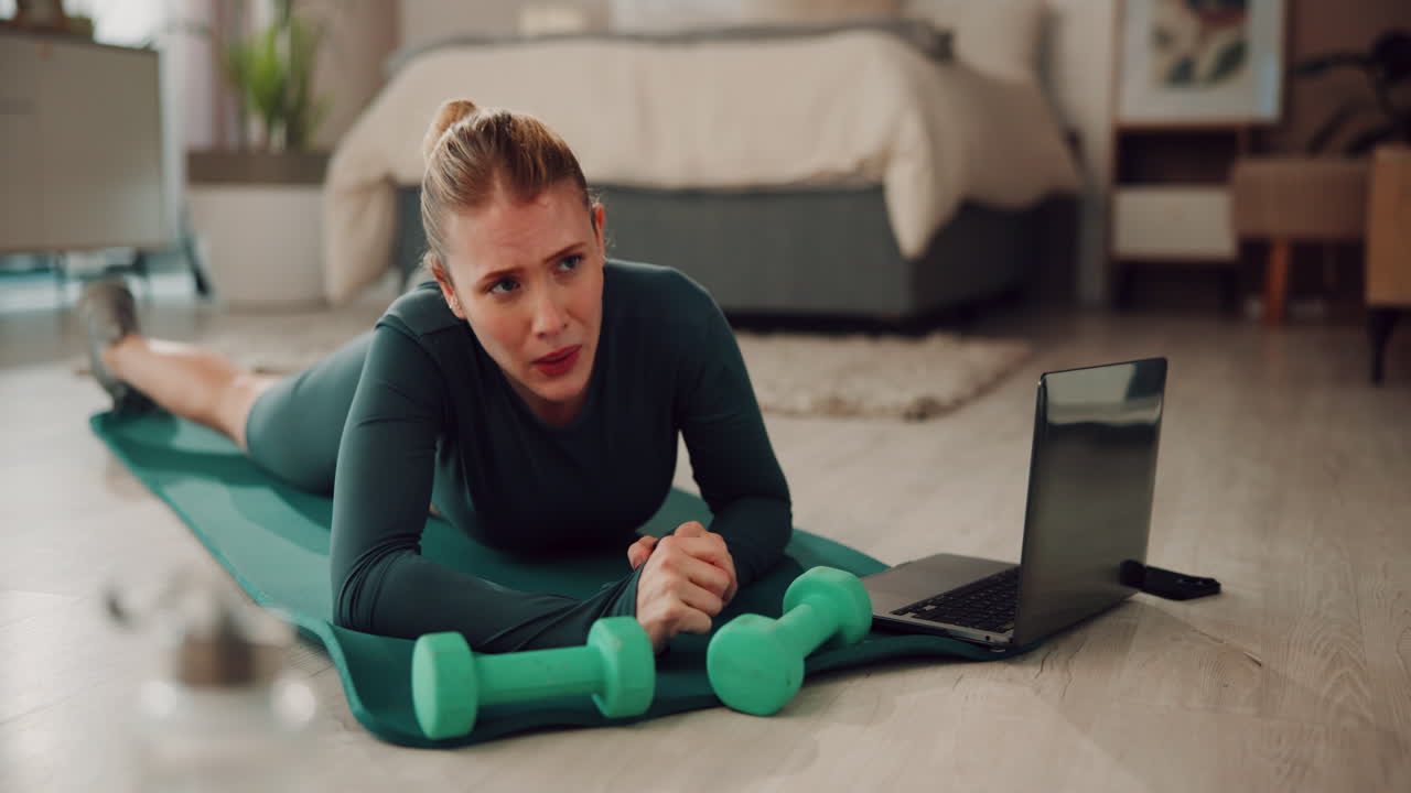 mujer haciendo un ejercicio de tabla en casa