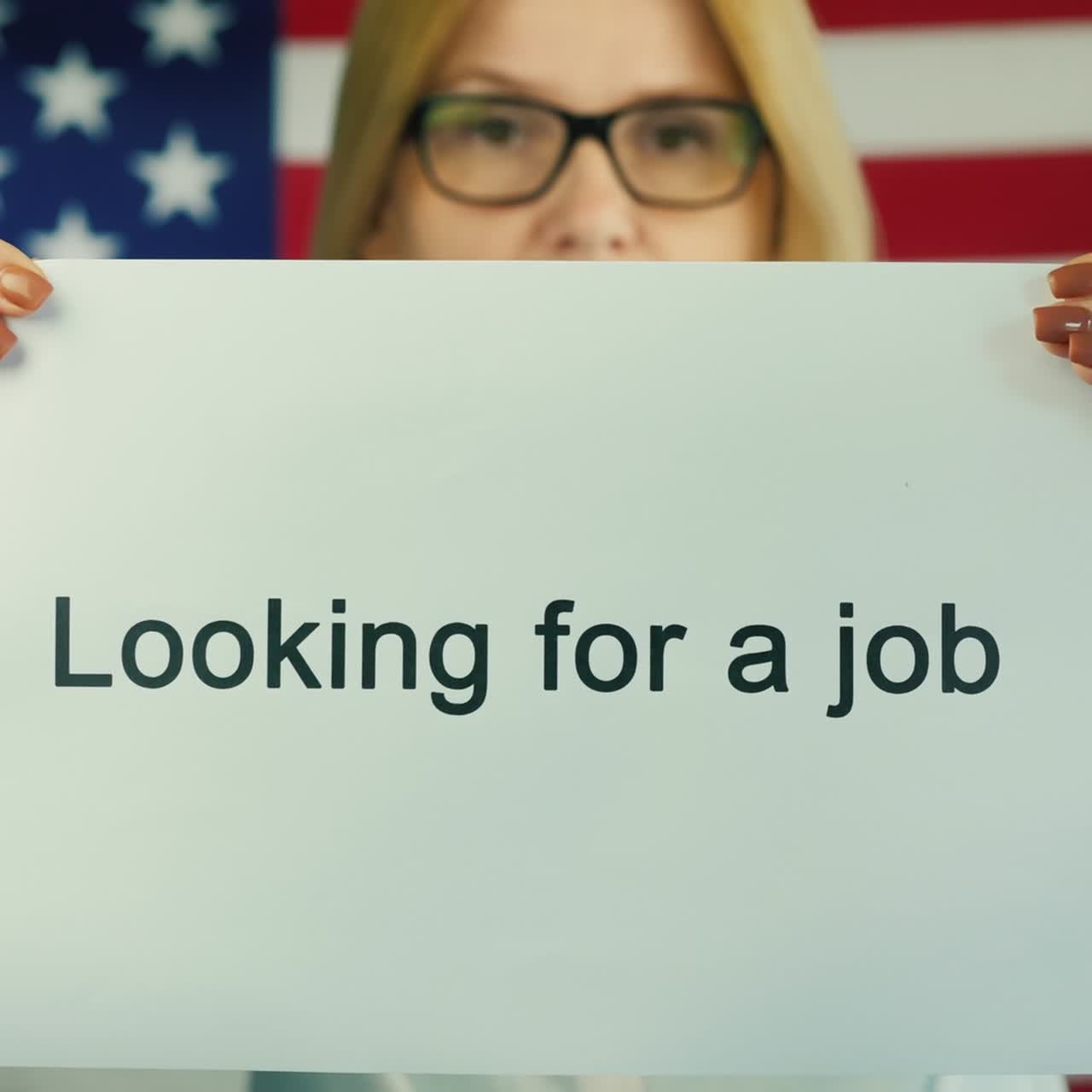 mulher segurando um cartaz que diz procurando emprego