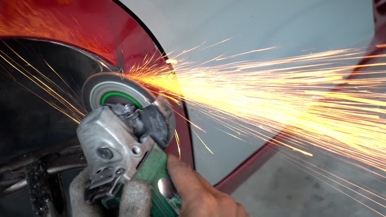 molienda de ruedas eléctricas en acero de un automóvil